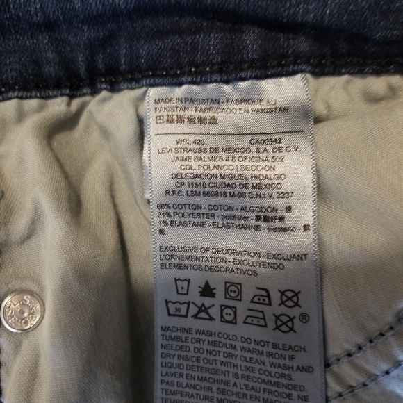 Signature Levi's Blue Jeans - Picture 7 of 7